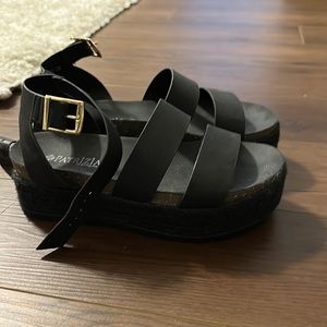 Patrizia Platform Sandal. Black. Size 6.